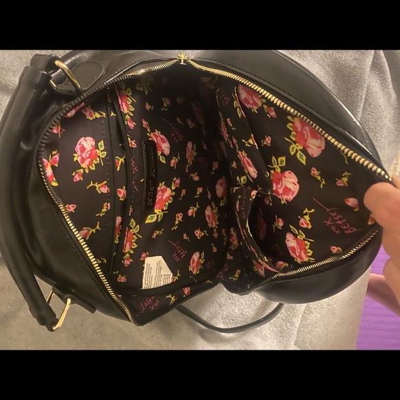 black backpack very cute and spacious - Picture 2 of 3